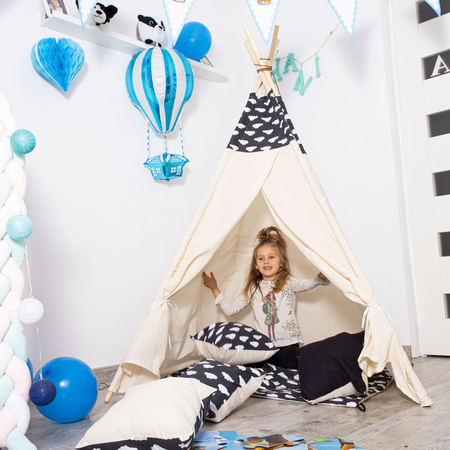 Namiot Tipi czarny w chmury