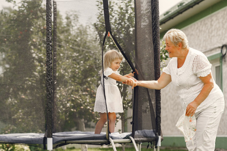 Siatka do trampoliny zewnętrzna z osłoną na sprężyny 244 cm 8 FT 6 słupków czarna